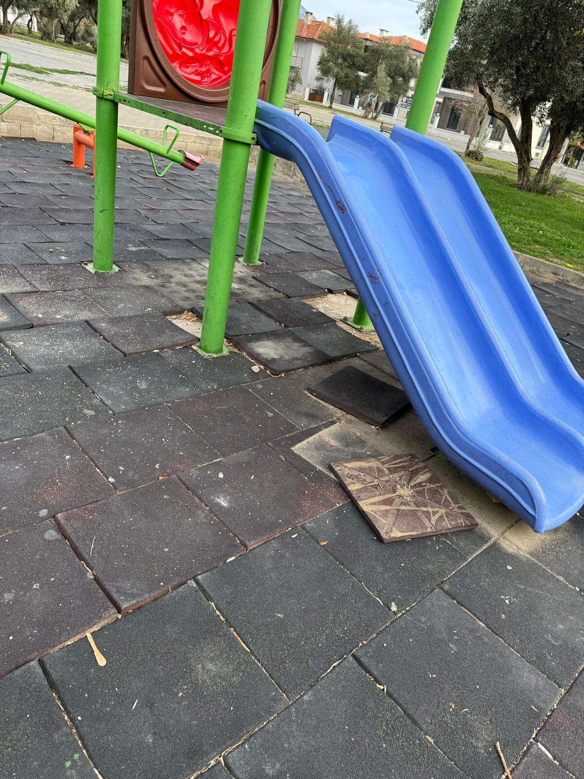 Menteşe'de Düğerek Parkları Dökülüyor: Çocuklar Tehlikede 2